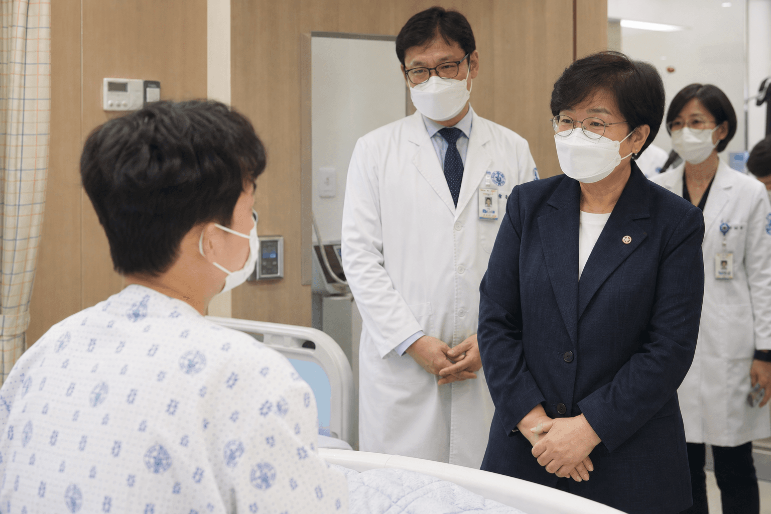 정은경 장관, 국내 1호 첨단재생의료 치료 현장 방문…환자 격려